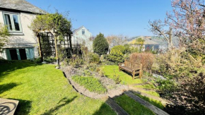 The Garden Cottage - Elevated position, wonderful views over Dartmouth, beautiful garden